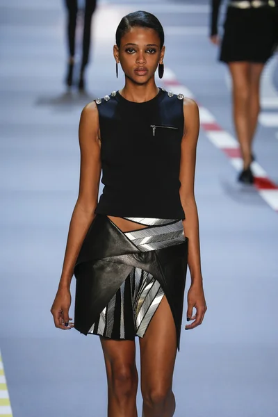 Mugler show som en del av Paris Fashion Week — Stockfoto