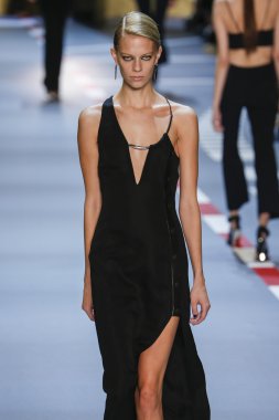 Paris Moda Haftası kapsamında Mugler gösterisi