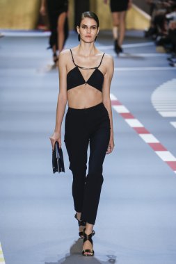 Paris Moda Haftası kapsamında Mugler gösterisi