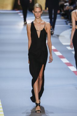 Paris Moda Haftası kapsamında Mugler gösterisi