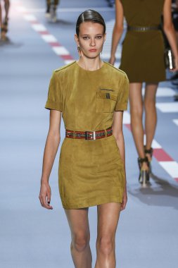 Paris Moda Haftası kapsamında Mugler gösterisi