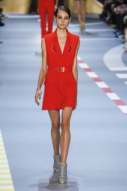 Paris Moda Haftası kapsamında Mugler gösterisi