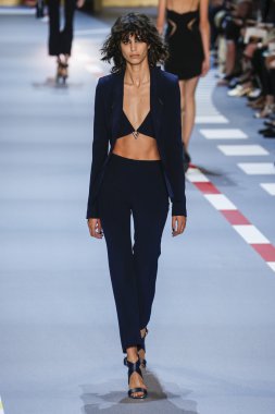 Paris Moda Haftası kapsamında Mugler gösterisi