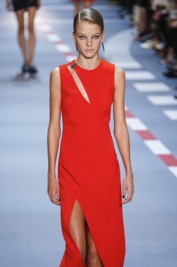 Paris Moda Haftası kapsamında Mugler gösterisi