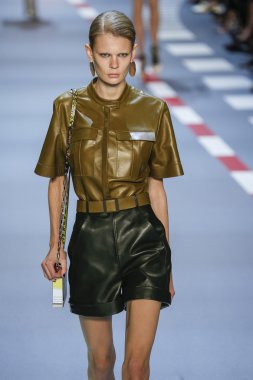 Paris Moda Haftası kapsamında Mugler gösterisi