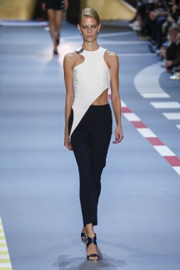 Paris Moda Haftası kapsamında Mugler gösterisi