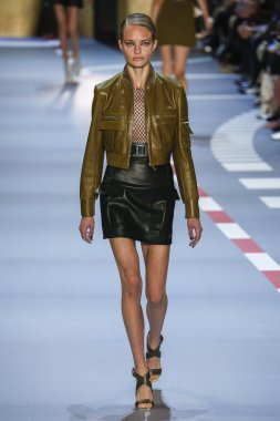 Paris Moda Haftası kapsamında Mugler gösterisi