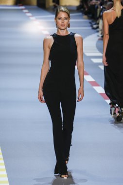 Mugler gösterisi sırasında Doutzen Kroes 