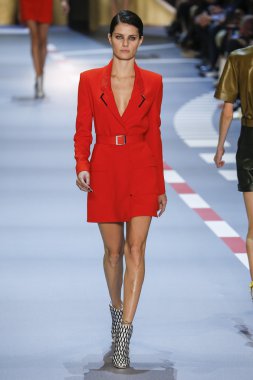 Paris Moda Haftası kapsamında Mugler gösterisi