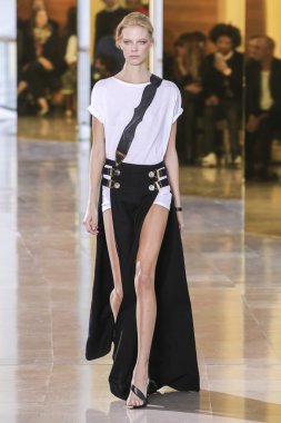 Anthony Vaccarello gösterisi 