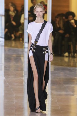 Anthony Vaccarello gösterisi 