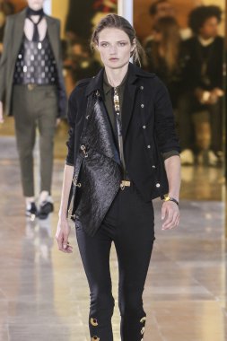 Anthony Vaccarello gösterisi 