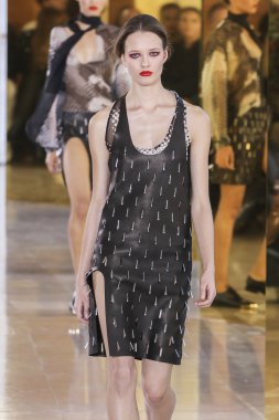 Anthony Vaccarello gösterisi 