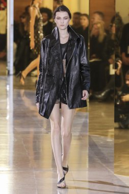 Anthony Vaccarello gösterisi 