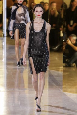 Anthony Vaccarello gösterisi 