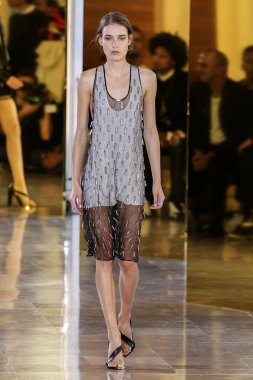 Anthony Vaccarello gösterisi 