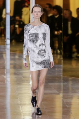 Anthony Vaccarello gösterisi 