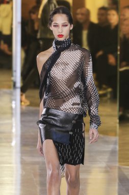 Anthony Vaccarello gösterisi 