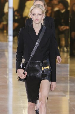 Anthony Vaccarello gösterisi 
