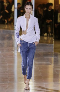 Anthony Vaccarello gösterisi 