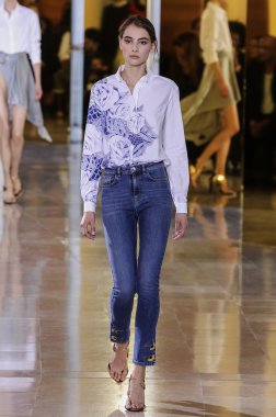 Anthony Vaccarello gösterisi 