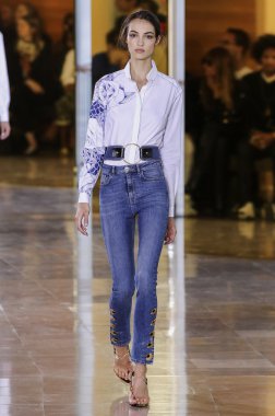 Anthony Vaccarello gösterisi 