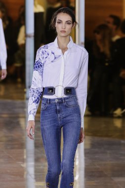 Anthony Vaccarello gösterisi 