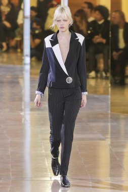 Anthony Vaccarello gösterisi 