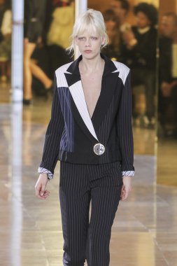 Anthony Vaccarello gösterisi 