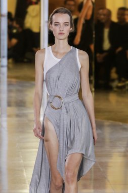 Anthony Vaccarello gösterisi 