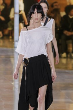 Anthony Vaccarello gösterisi 