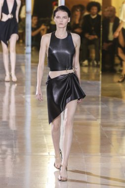 Anthony Vaccarello gösterisi 