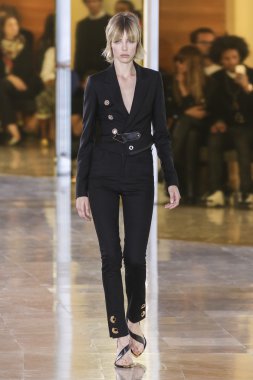 Anthony Vaccarello gösterisi sırasında Edie Campbell