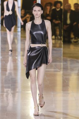 Anthony Vaccarello gösterisi 