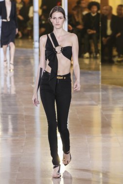 Anthony Vaccarello gösterisi 