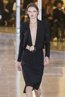 Anthony Vaccarello gösterisi 