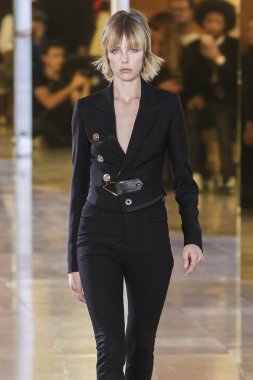 Anthony Vaccarello gösterisi sırasında Edie Campbell