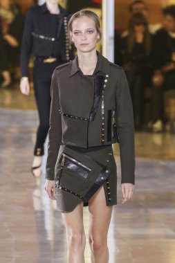 Anthony Vaccarello gösterisi 