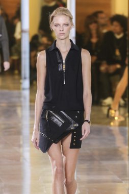 Anthony Vaccarello gösterisi 