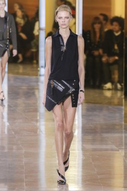 Anthony Vaccarello gösterisi 