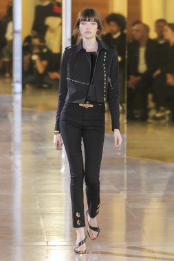 Anthony Vaccarello gösterisi 