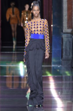 Balmain gösterisi olarak Paris moda haftası