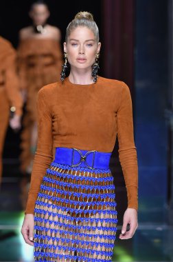 Balmain gösterisi olarak Paris moda haftası