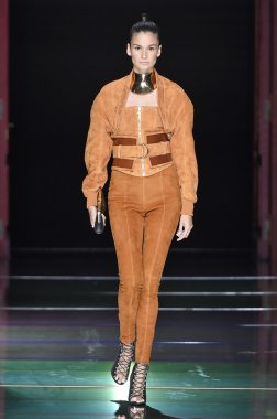 Balmain gösterisi olarak Paris moda haftası