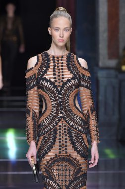 Balmain gösterisi sırasında Sasha Luss 