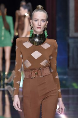 Balmain gösterisi olarak Paris moda haftası