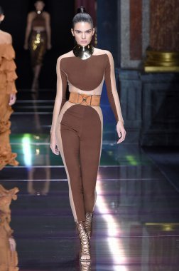 Balmain gösterisi sırasında Kendall Jenner 