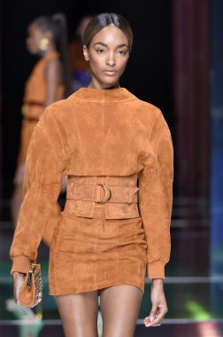 Balmain gösterisi olarak Paris moda haftası