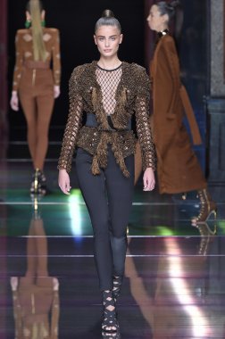 Balmain gösterisi olarak Paris moda haftası