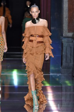 Balmain gösterisi olarak Paris moda haftası